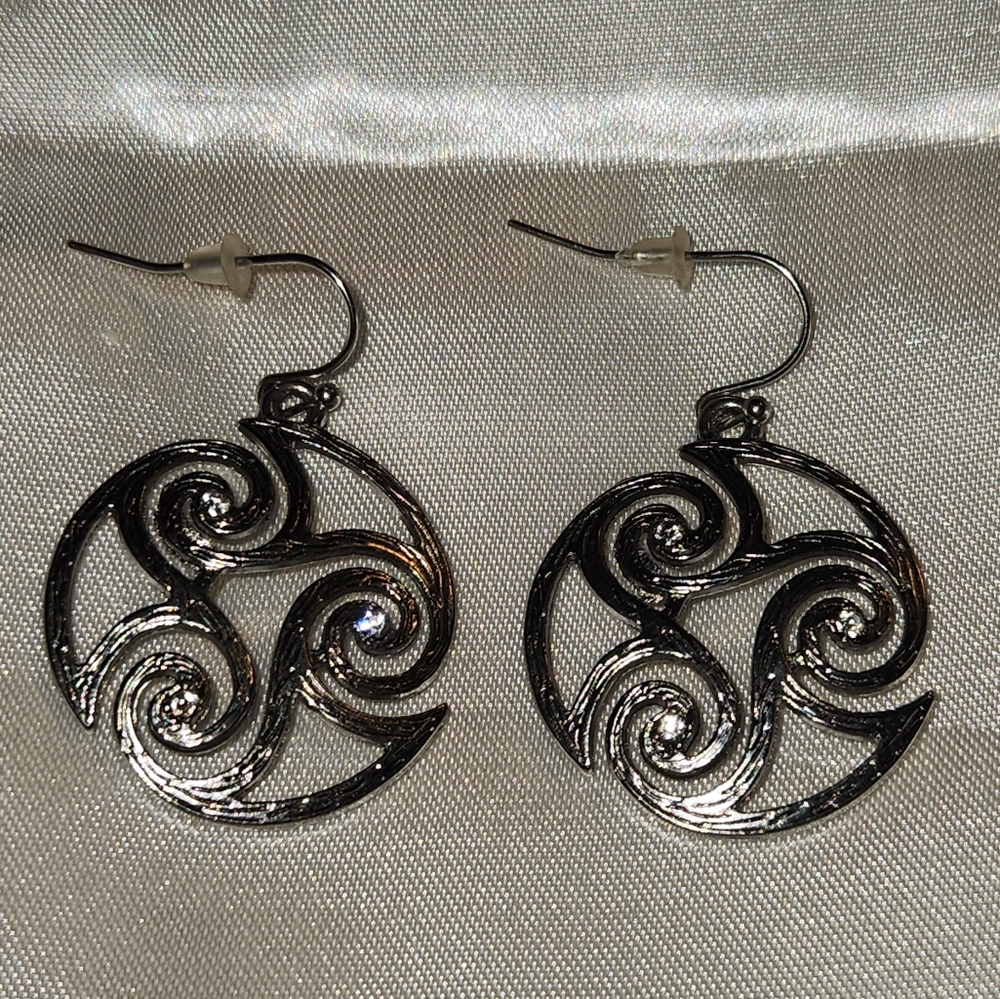 NWT Pier 1 Celtic Swirl Dangle Drop Earrings Silvertone
